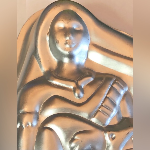 Vintage 1995 Wilton Pocahontas Holding Raccoon Cake Pan #2105-3700 - Picture 6 of 8